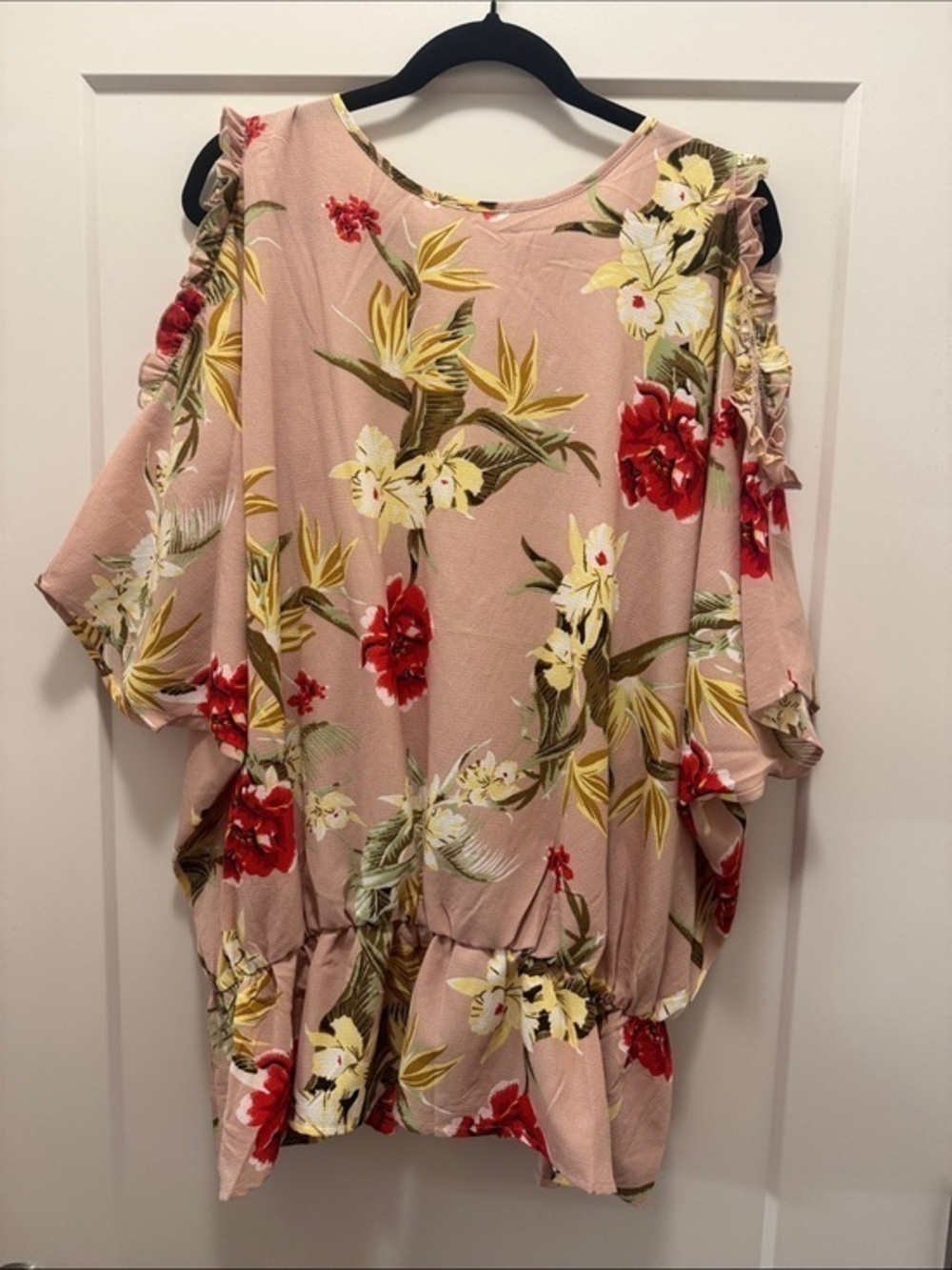🆕 easel Blush Floral Cold-Shoulder Tunic with Red & Cream Blooms. M. NWT!🔥 - Picture 1 of 4